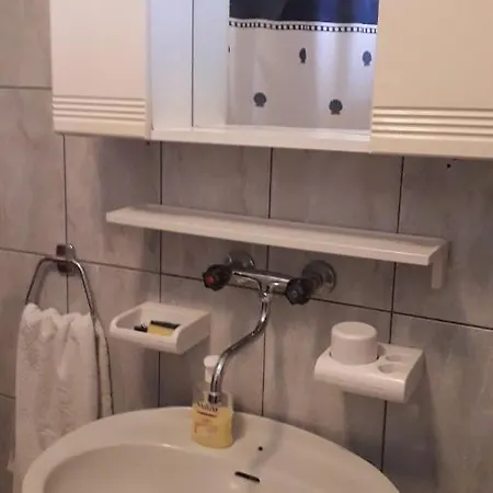 Apartmani Cvita, Small Apartment Habitación en casa particular Račišće